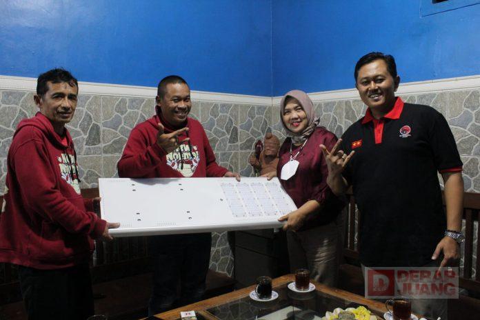 Sri Ruwiyati Berikan Bantuan PJUTS di Desa Sawal