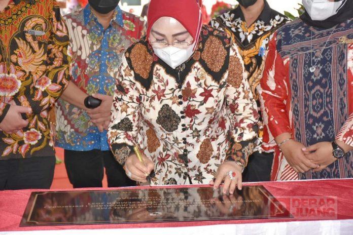 Sri Sumarni BPR BKK Sebagai Simbol Melayani dan Pengabdian Masyarakat