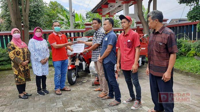 Sumanto Serahkan Bantuan UPPO Karanganyar