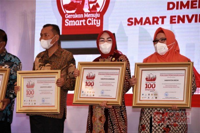 Terima Dimensi Smart Environment, Sri Sumarni Kerja Keras Bersama
