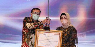 Torehkan Prestasi, Bupati Etik Terima Penghargaan Terbaik 2 Pengelolaan JDIH Nasional 2021