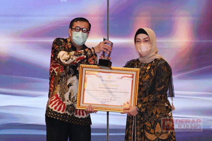 Torehkan Prestasi, Bupati Etik Terima Penghargaan Terbaik 2 Pengelolaan JDIH Nasional 2021