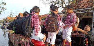 Trabas Banjir, Baguna Kota Pekalongan Antar Siswa Sekolah