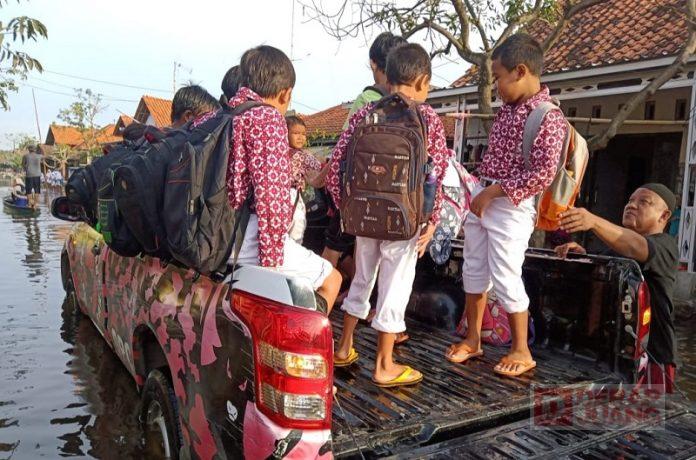 Trabas Banjir, Baguna Kota Pekalongan Antar Siswa Sekolah (2)
