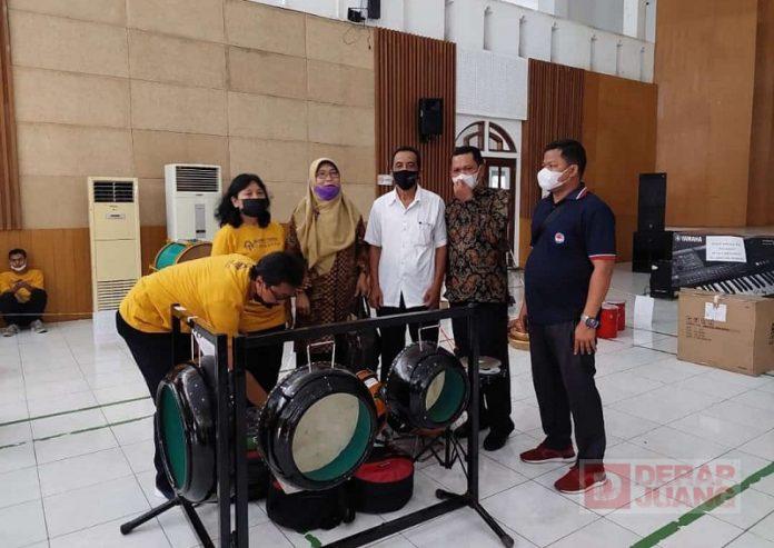 Tunaryo Salurkan Bantuan Alat Musik