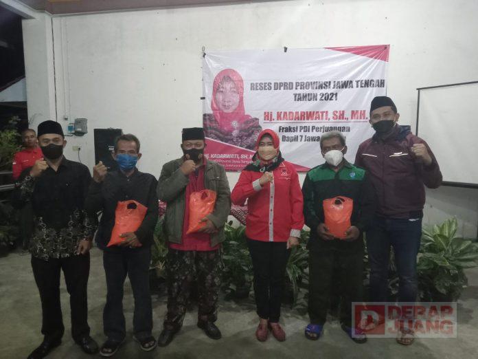 Turun Lapangan, Kadarwati Serap Aspirasi dan Bagikan Sembako di Desa Jatipuro