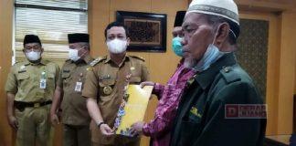 Walikota Pekalongan Salurkan Bantuan Honorarium Puluhan Kyai