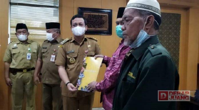 Walikota Pekalongan Salurkan Bantuan Honorarium Puluhan Kyai'