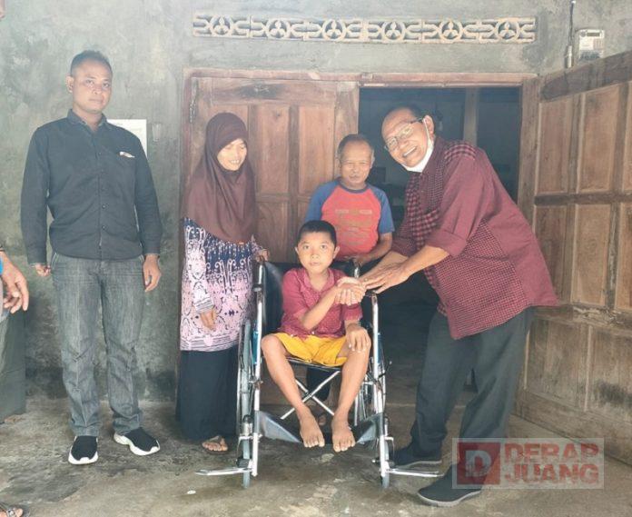 Wujud Kepedulian, Bambang Sutrisno Beri Bantuan Kursi Roda