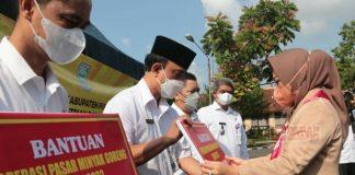 Atasi Kenaikan Harga, Bupati Tiwi Pimpin Operasi Pasar Minyak Goreng