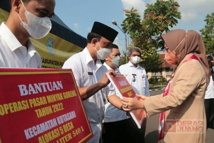 Atasi Kenaikan Harga, Bupati Tiwi Pimpin Operasi Pasar Minyak Goreng