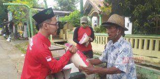 HUT Partai, Komunitas Juang Batang Bagikan Sembako Beras