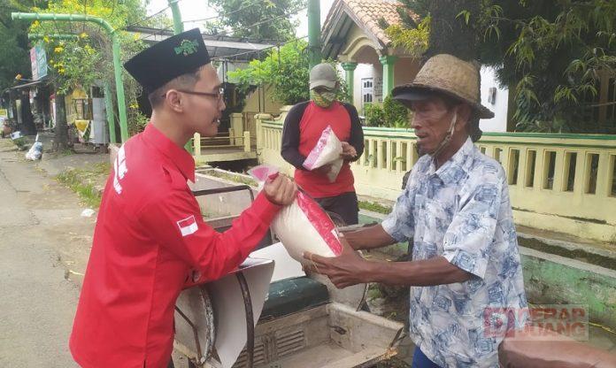 Bagikan Beras, Komunitas Juang Batang Semarakkan HUT PDI Perjuangan (2)