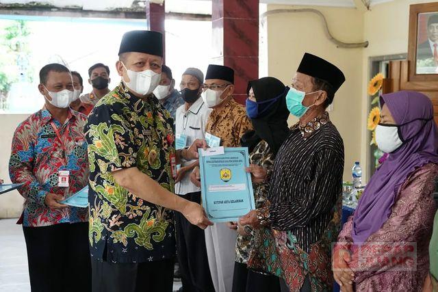 Bambang Pujiyanto Serahkan 1.461 Akte Kelahiran