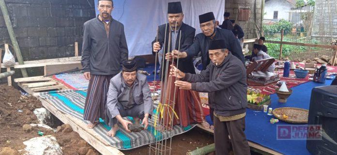 Bangun Gedung TPQ, Solakhudin Lakukan Peletakkan Batu Pertama