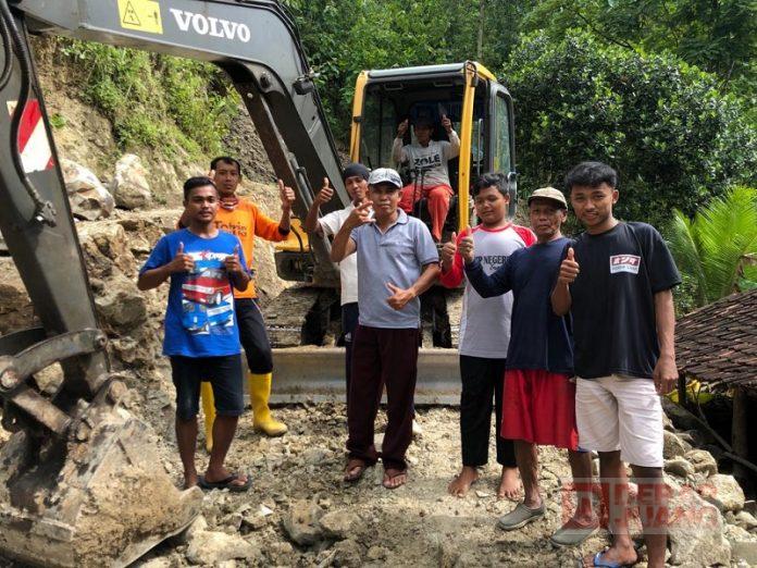 Bantu Pembukaan Jalan, Mas Ari Terjunkan Alat Berat