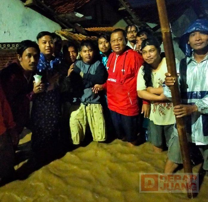 Bencana Melanda, Kader PDI Perjuangan Pekalongan Turun Langsung Gotong Royong Bersama Warga