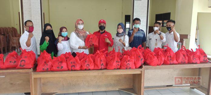 Bencana Puting Beliung di Dayeuhluhur, Sunarna Berikan Bantuan Sembako Kepada Korban