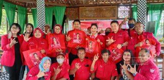 Bersama Fraksi PDI Perjuangan Salatiga, Tuti N Roosdiono Bagikan 500 Paket Beras Kepada Kaum Marhaen