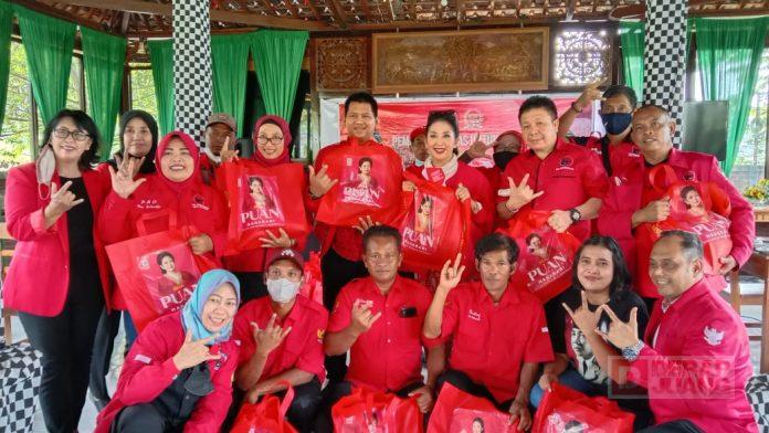 Bersama Fraksi PDI Perjuangan Salatiga, Tuti N Roosdiono Bagikan 500 Paket Beras Kepada Kaum Marhaen
