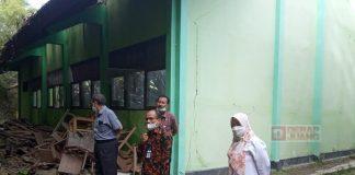 Bibi Hastuti Tinjau Ambruknya Ruang Laboratorium di SMPN 4 Randublatung