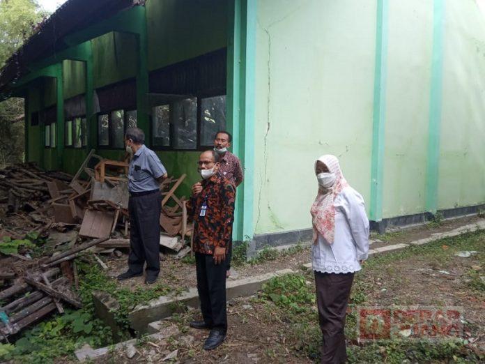 Bibi Hastuti Tinjau Ambruknya Ruang Laboratorium di SMPN 4 Randublatung