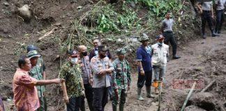 Buka Akses Jembatan Putus karena Longsor, Riswadi Segera Bangun Jembatan Darurat