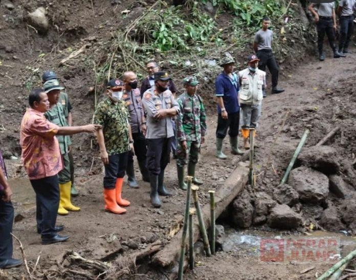 Buka Akses Jembatan Putus karena Longsor, Riswadi Segera Bangun Jembatan Darurat (2)