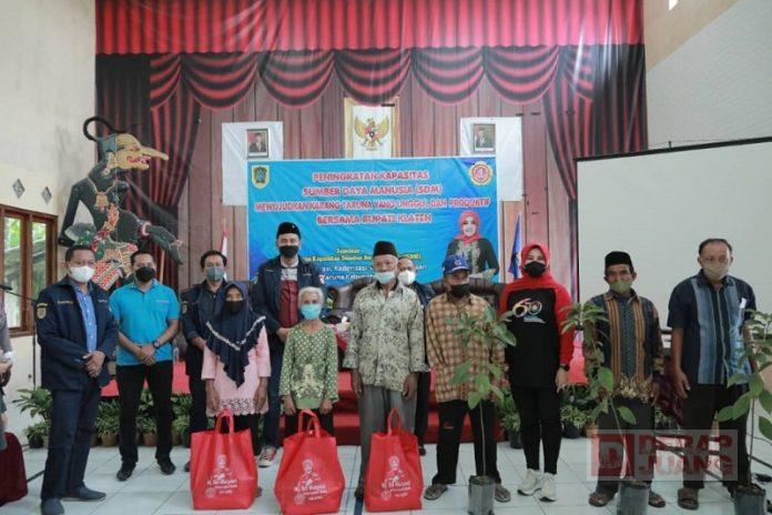 Bupati Klaten Menggelar Bakti Sosial, Pemeriksaan Kesehatan Dan Pemberian Paket Sembako Di Desa Sidorejo
