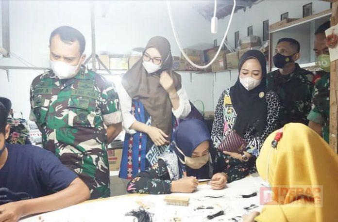 Bupati Tiwi Dampingi Pangdam IVDiponegoro Kunjungi Home Industry Bulu Mata Palsu