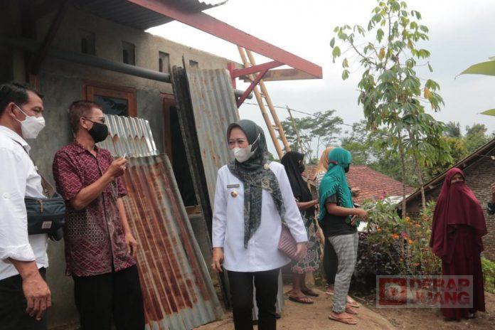 Bupati Tiwi Tinjau Lokasi Terdampak Bencana