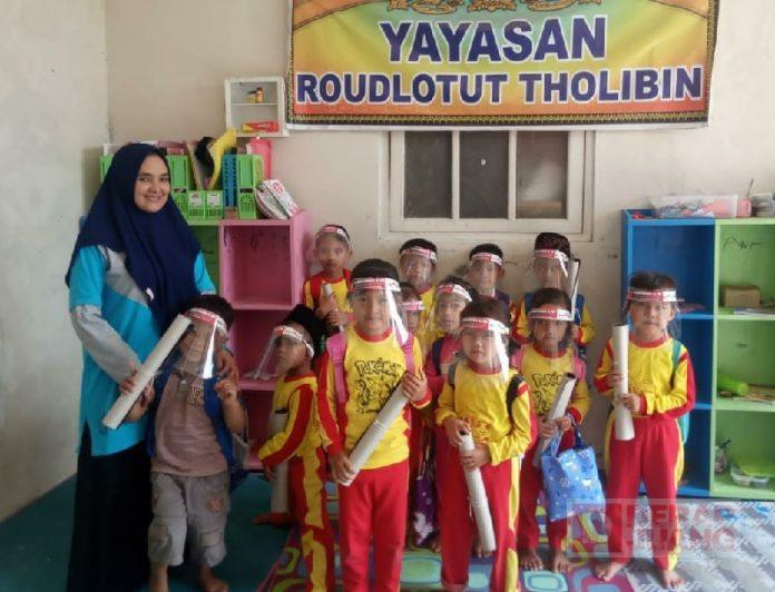 Cegah Risiko Penularan Virus Covid-19, PAC Bawang Salurkan Faceshield ke TK dan Paud