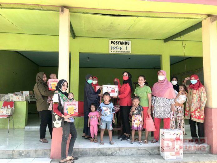Cegah Stunting, KJ Ayu Bagikan Makanan Tambahan Balita