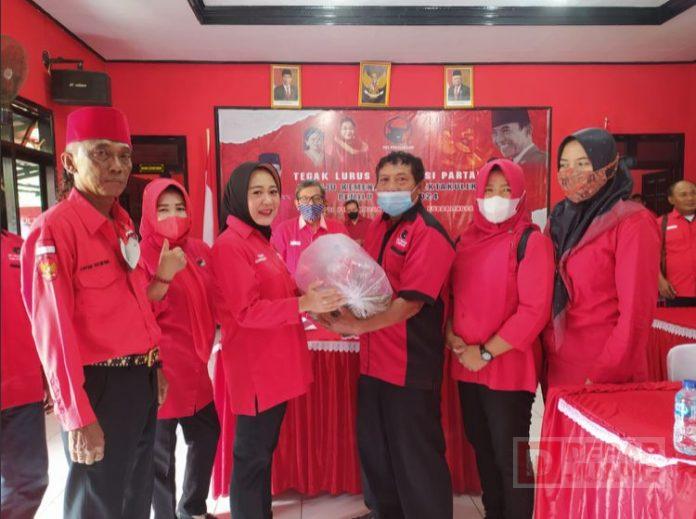 DPC PDI Perjuangan Purbalingga Serahkan Bantuan Bibit Ikan Kepada Kelompok Tani