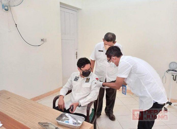 Dion Agasi Ajak Warga Ikuti Vaksin Booster