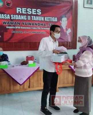 Gelar Reses, Wawan Yuwandha Bagikan Alkes di Kecamatan Kebasen