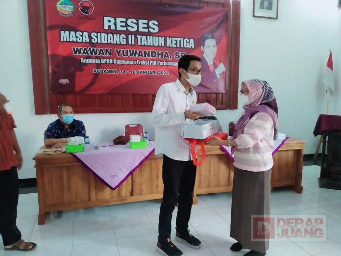 Gelar Reses, Wawan Yuwandha Bagikan Alkes di Kecamatan Kebasen