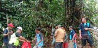 PAC Lebakbarang, Aparat, dan Relawan Gotong Royong Bersihkan Material Longsor