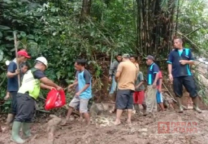 Gerak Cepat, PAC Lebakbarang Gotong Royong Bersihkan Material Longsor