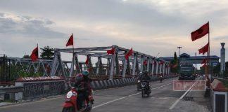 HUT Partai ke-49, DPC PDI Perjuangan Kota Tegal Pasang Ratusan Bendera di Jalan Perkotaan