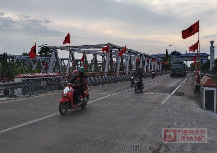 HUT Partai ke-49, DPC PDI Perjuangan Kota Tegal Pasang Ratusan Bendera di Jalan Perkotaan