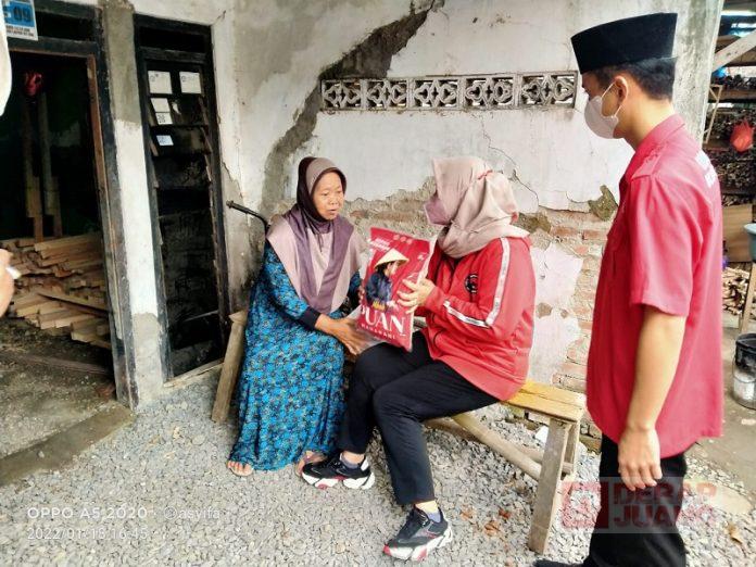 Harmoni HUT Partai, Srikandi PDI Perjuangan Demak Bagikan Sembako