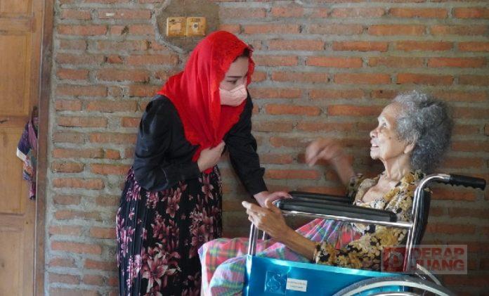 Hesti Nugroho Berikan Bantuan Kursi Roda dan Sembako pada Warga (2)