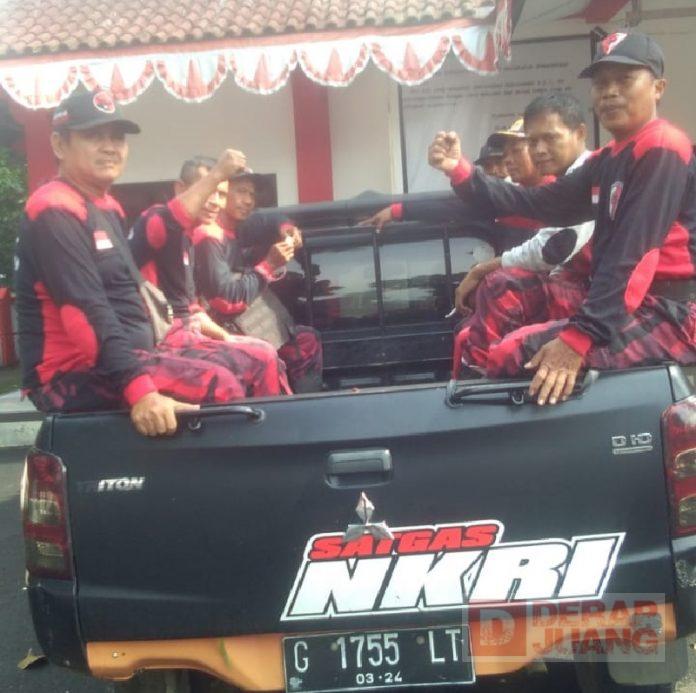 Jembatan Penghubung Kec. Karanganyar-Kec. Lebakbarang Diterjang Longsor, Satgas Pekalongan Terjun Bersihkan Material