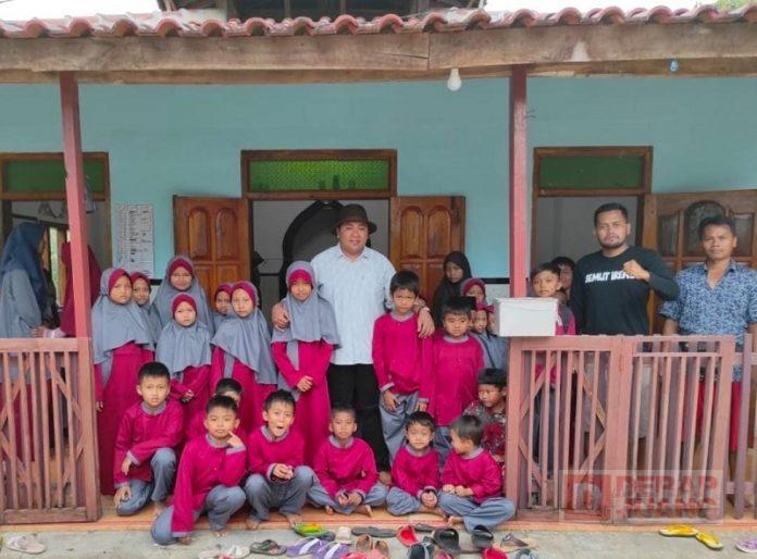 Jum'at Berkah, Ari Santoso Beri Bantuan Santri TPQ