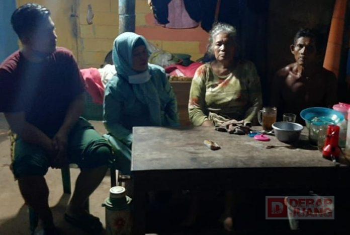 Kader Komunitas Juang Purbalingga Bantu Rumah Warga yang Tertimpa Pohon