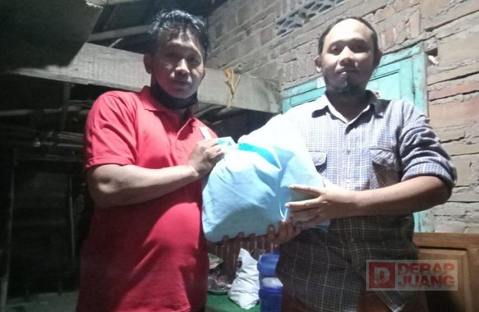 Kader Muda Partai Bagikan Sembako Untuk Masyarakat