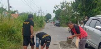 Kader PDI Perjuangan Tegal Bersama Warga Gotong Royong Tambal Jalan Berlobang