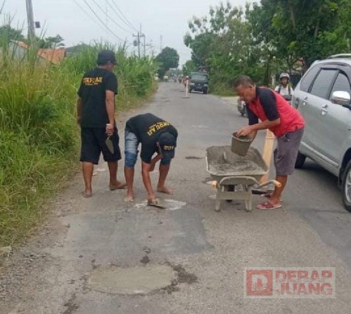 Kader PDI Perjuangan Tegal Bersama Warga Gotong Royong Tambal Jalan Berlobang