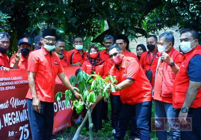 Kado Ulang Tahun Megawati dari Kader Banteng Jepara